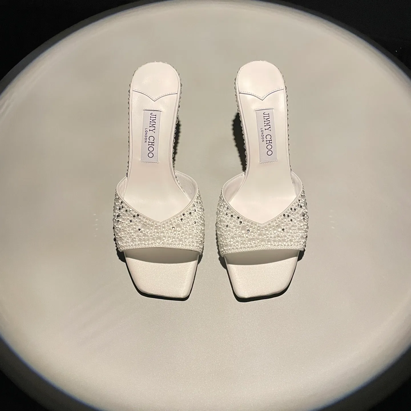 👟👟Ex-factory price 640👟👟 JIMMY CHOO A pair of high heels that can conquer all men👠Easy to wear and versatile, a must-have item for the annual meeting🥂Bilng Bilng is so beautiful that no one can breathe. Material: silk hot diamond gradient champagne color🍸Sheepskin lining Italian leather outsole 2 colors for sale: champagne white Size: 34-40 (41 42 43 (Customized)) Height 7cm, packed at the same time at the counter!